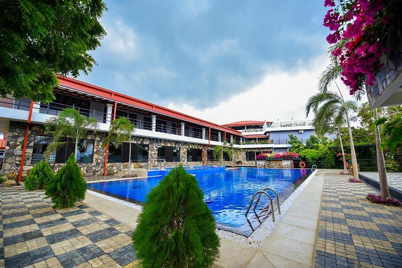 Centauria Wild Hotel Udawalawe Buitenkant foto