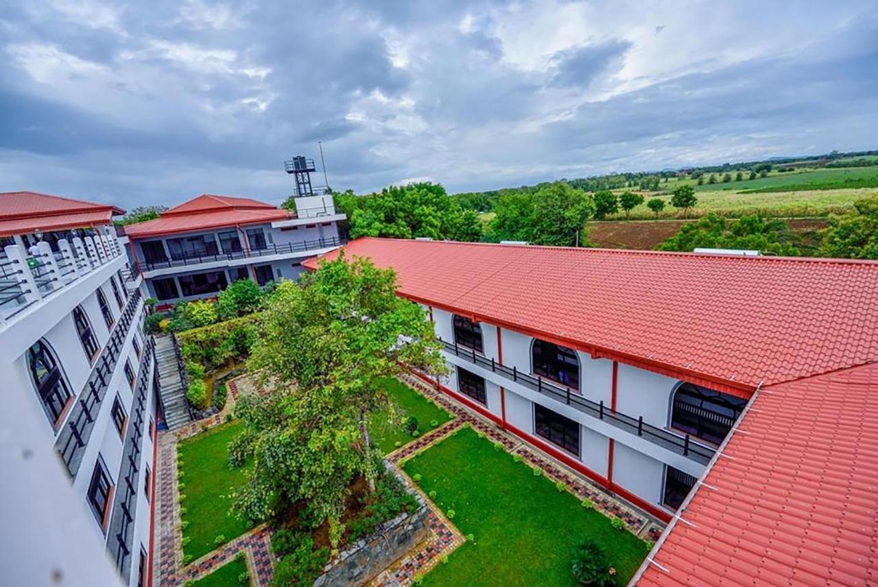 Centauria Wild Hotel Udawalawe Buitenkant foto