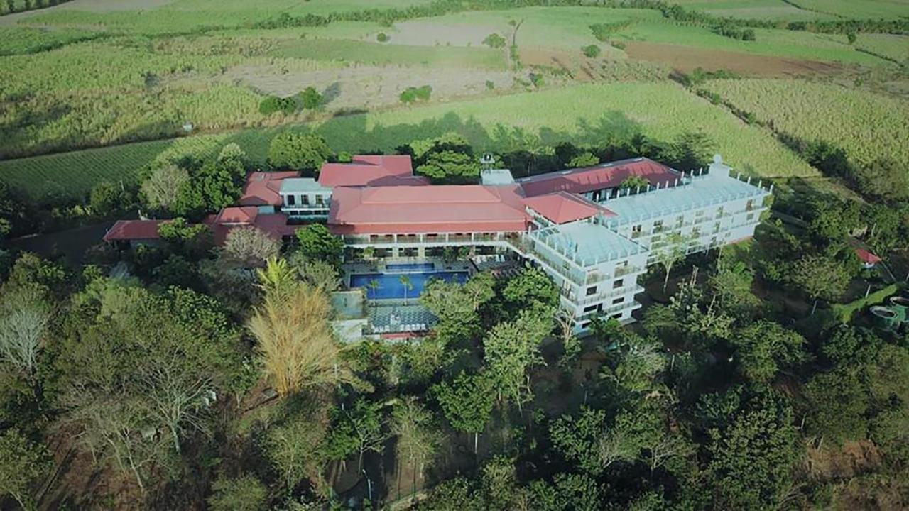 Centauria Wild Hotel Udawalawe Buitenkant foto