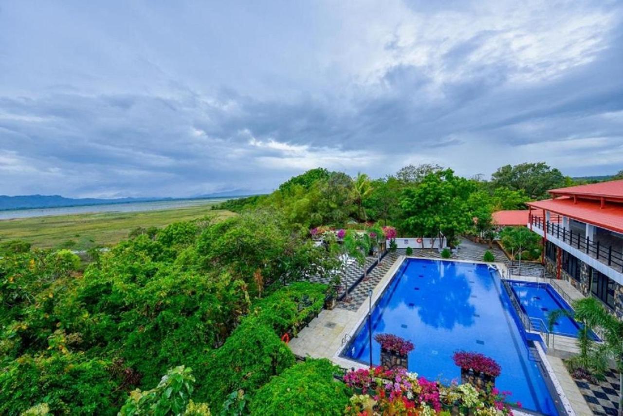 Centauria Wild Hotel Udawalawe Buitenkant foto