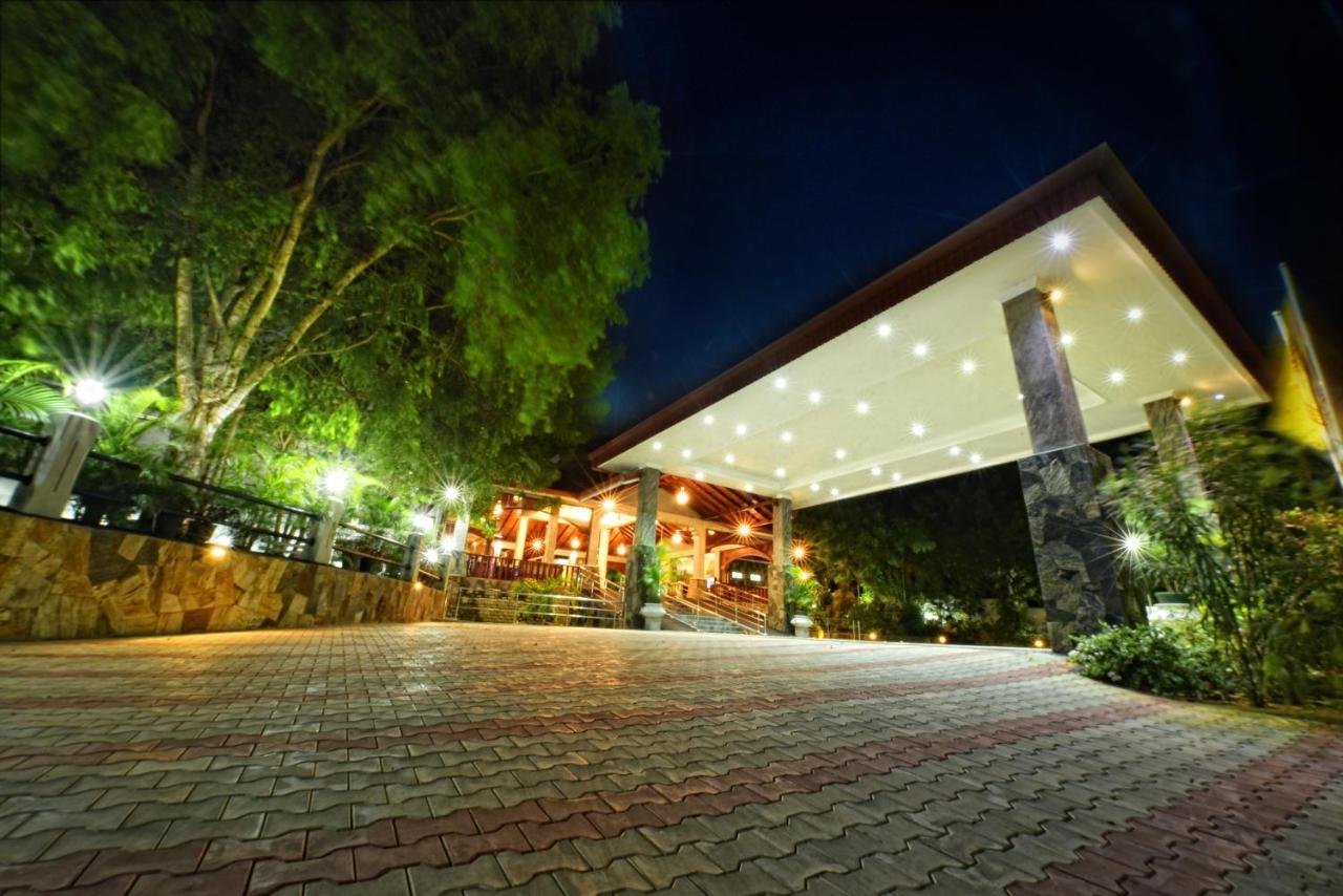Centauria Wild Hotel Udawalawe Buitenkant foto