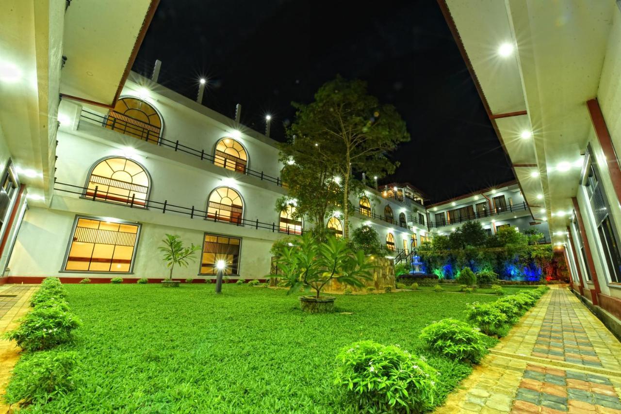 Centauria Wild Hotel Udawalawe Buitenkant foto