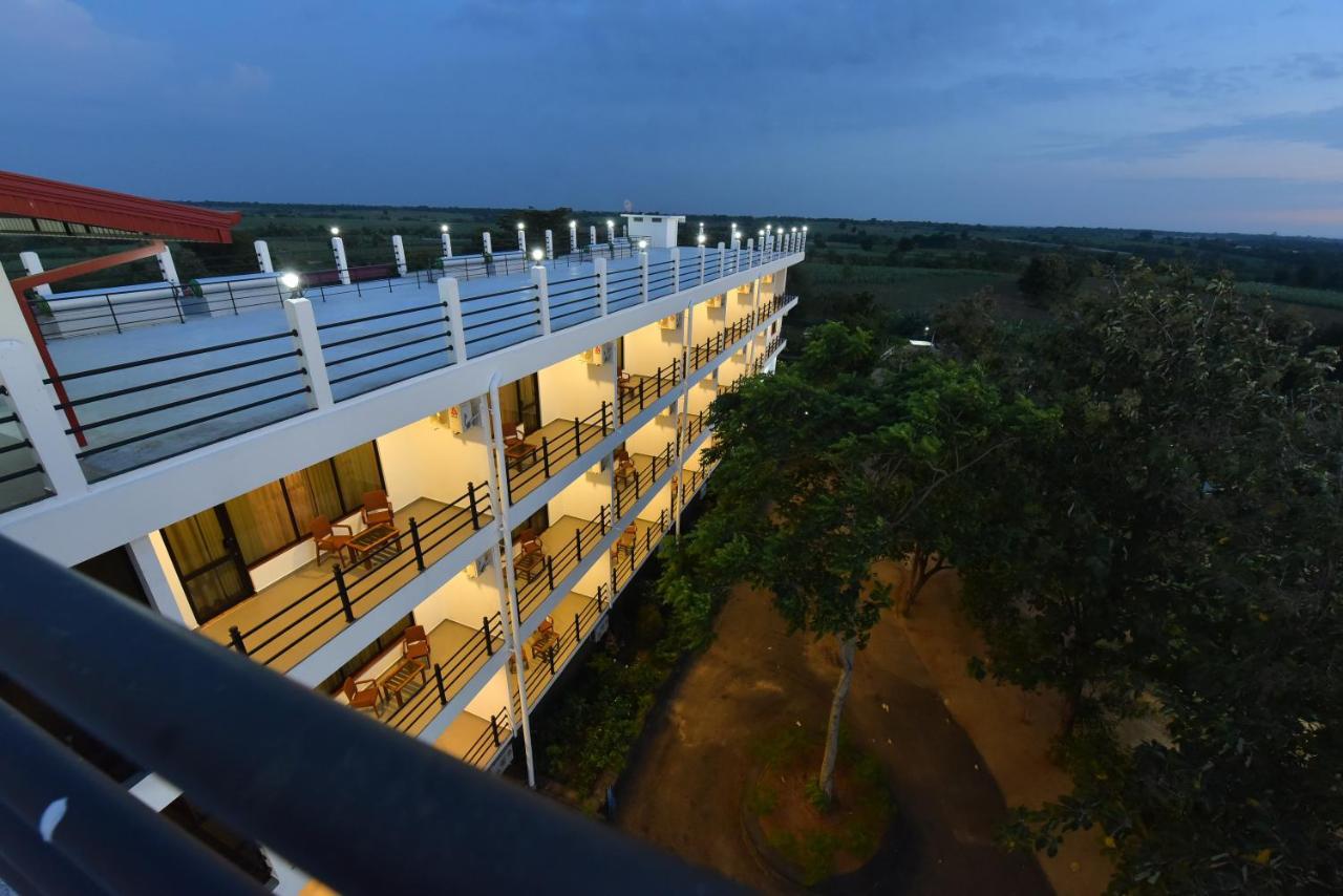 Centauria Wild Hotel Udawalawe Buitenkant foto