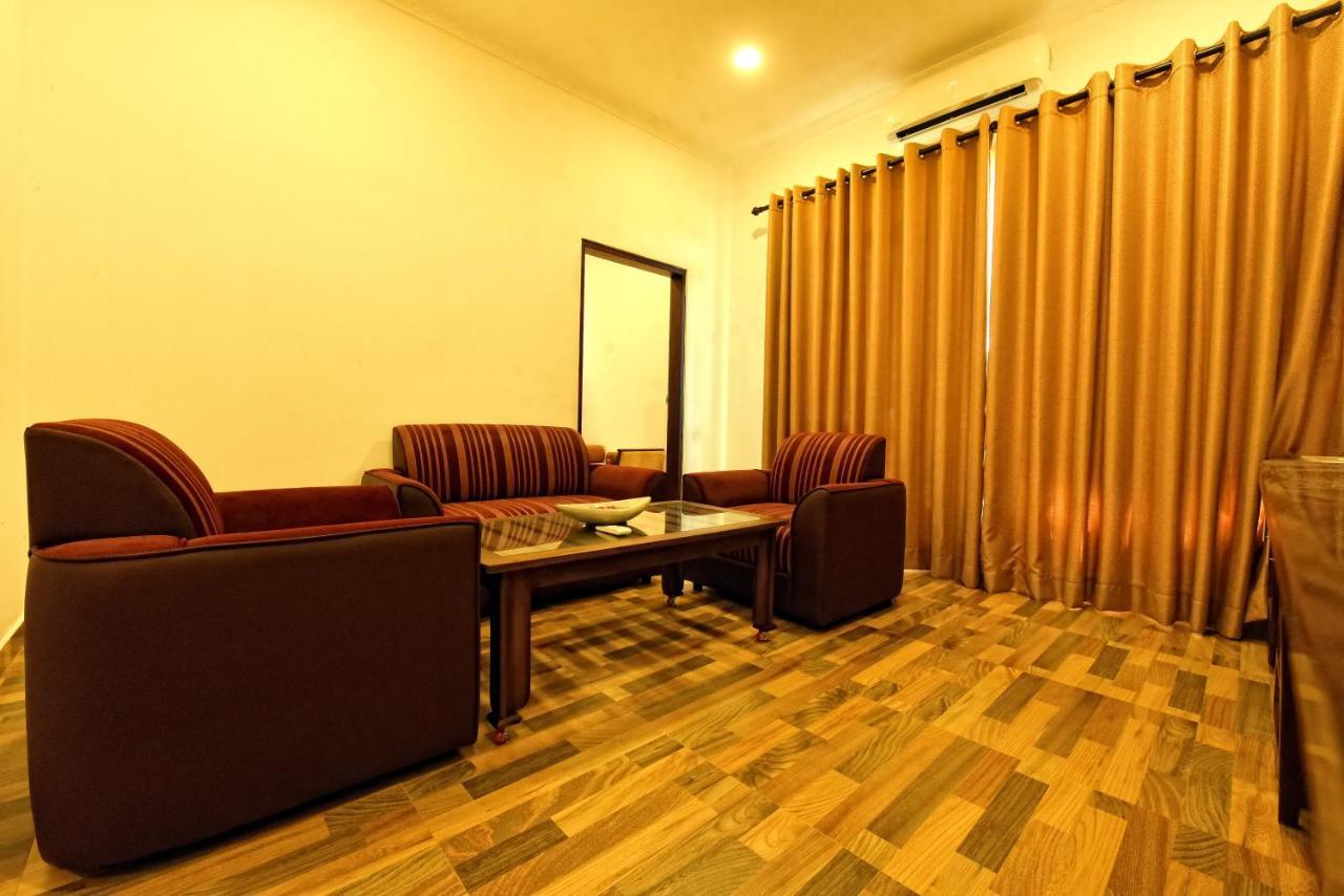 Centauria Wild Hotel Udawalawe Buitenkant foto