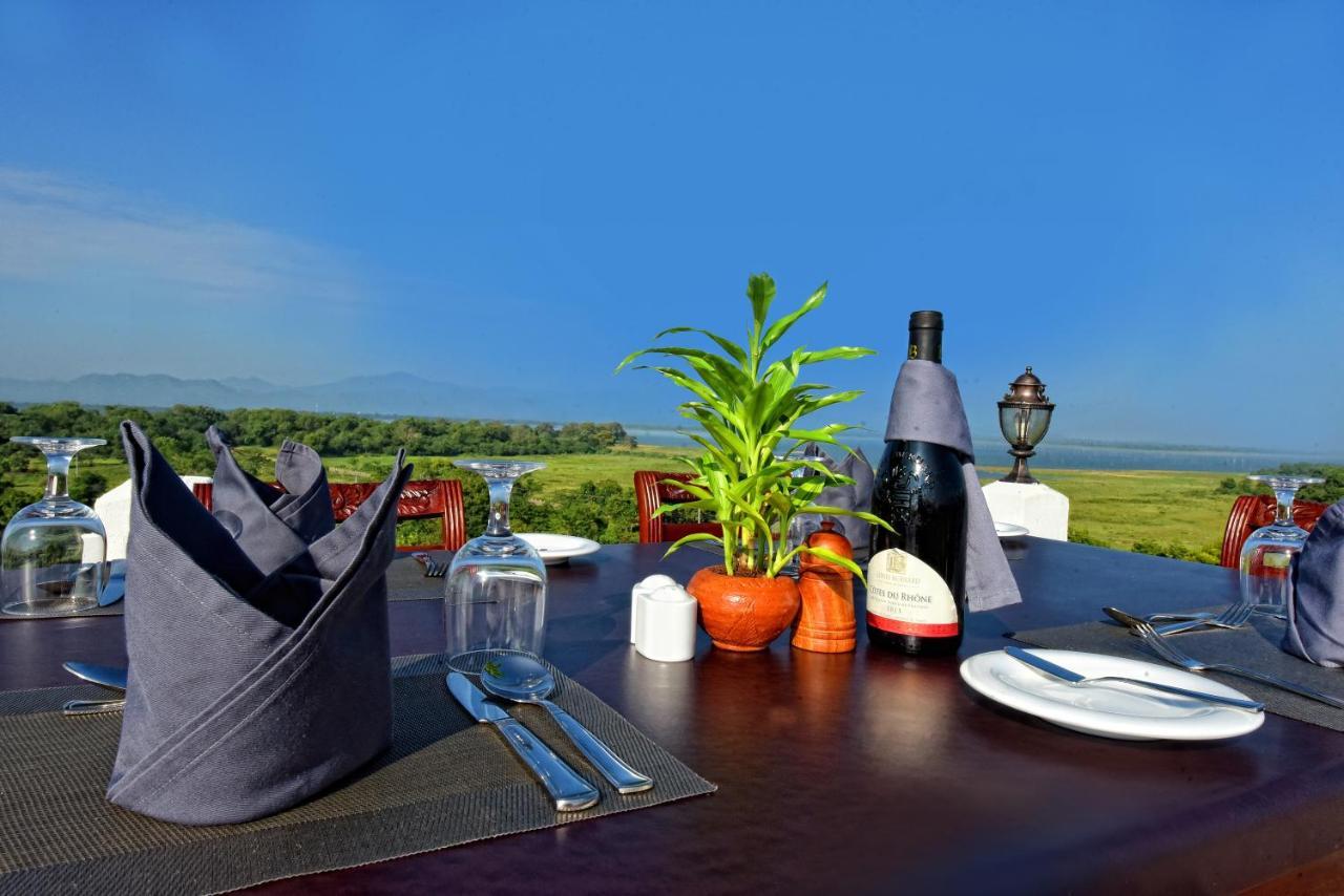 Centauria Wild Hotel Udawalawe Buitenkant foto