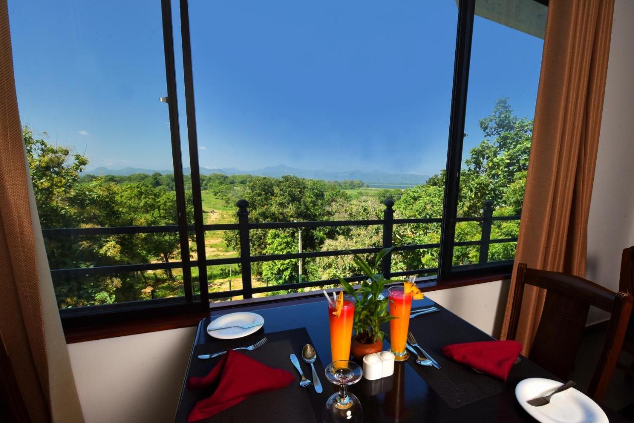 Centauria Wild Hotel Udawalawe Buitenkant foto