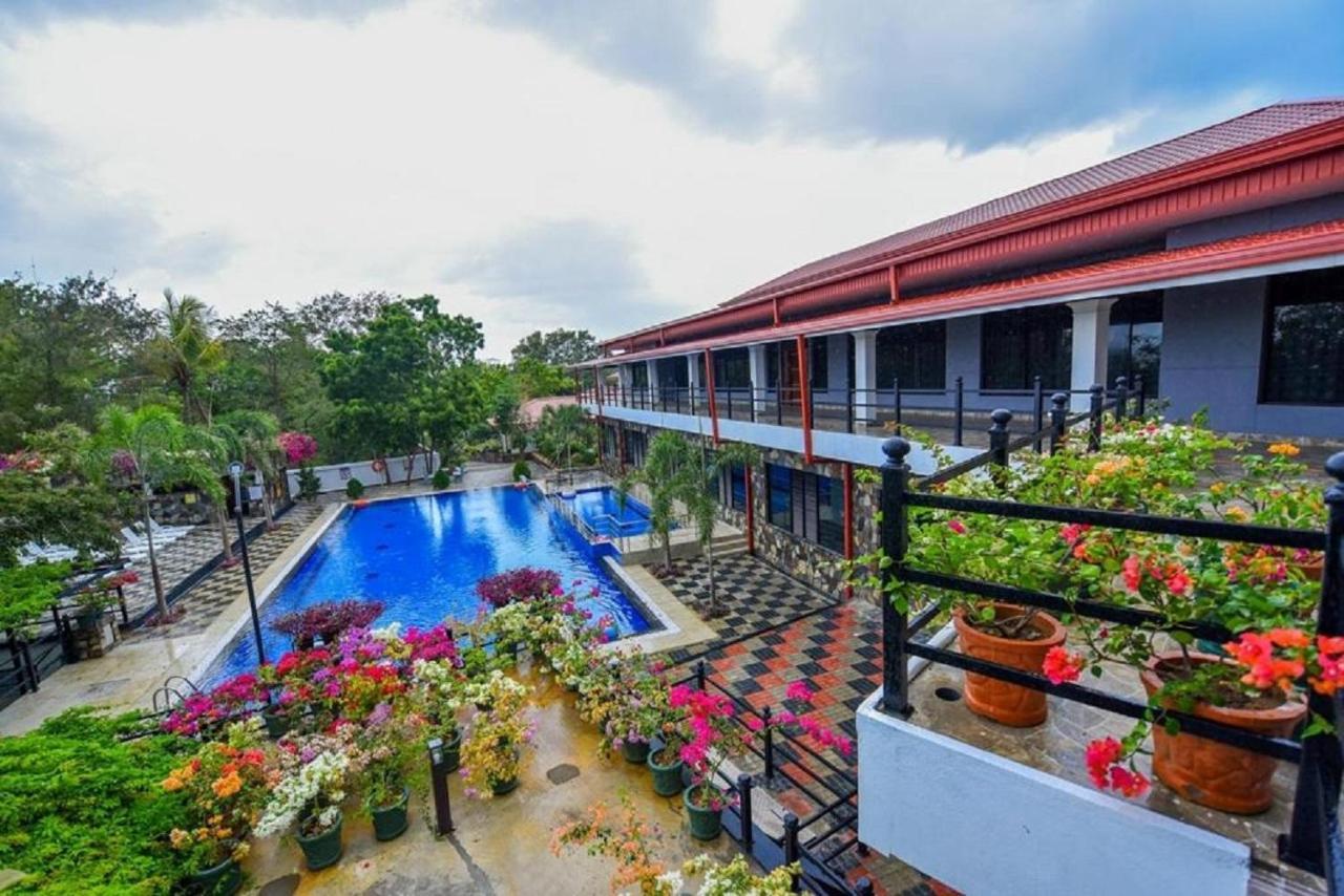Centauria Wild Hotel Udawalawe Buitenkant foto