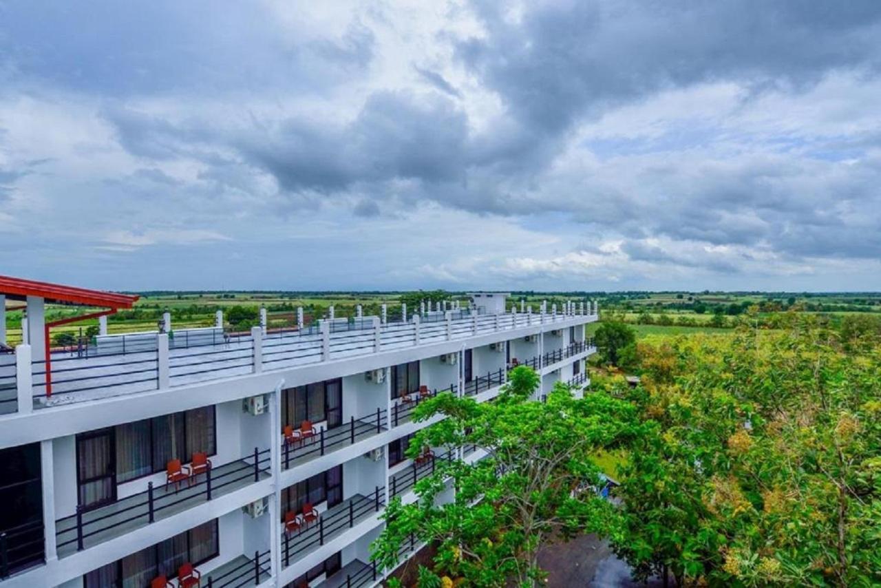 Centauria Wild Hotel Udawalawe Buitenkant foto