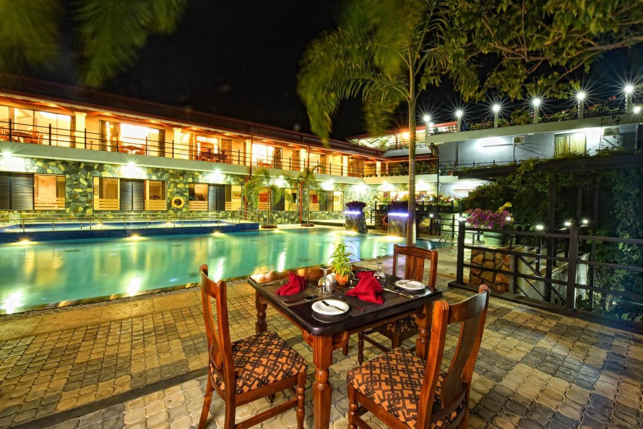 Centauria Wild Hotel Udawalawe Buitenkant foto