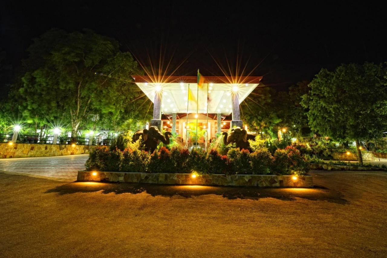 Centauria Wild Hotel Udawalawe Buitenkant foto