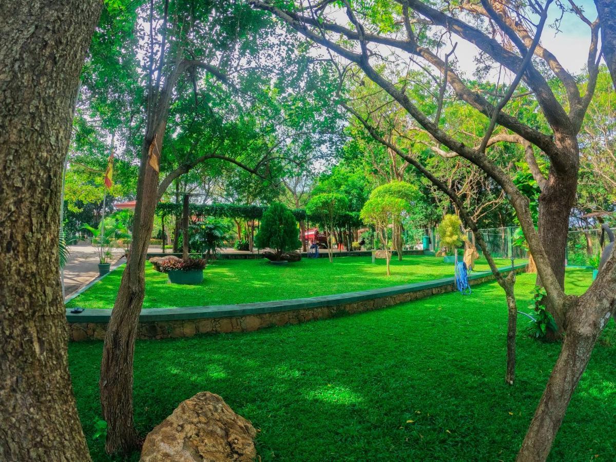 Centauria Wild Hotel Udawalawe Buitenkant foto