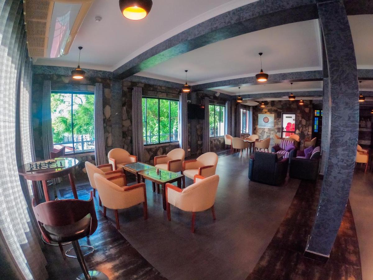 Centauria Wild Hotel Udawalawe Buitenkant foto