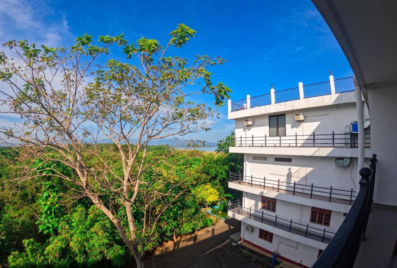 Centauria Wild Hotel Udawalawe Buitenkant foto