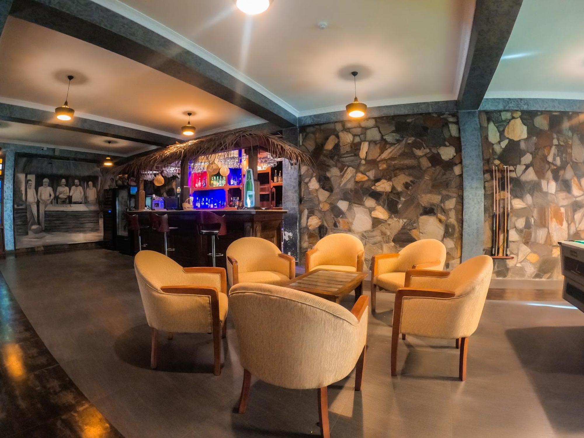 Centauria Wild Hotel Udawalawe Buitenkant foto