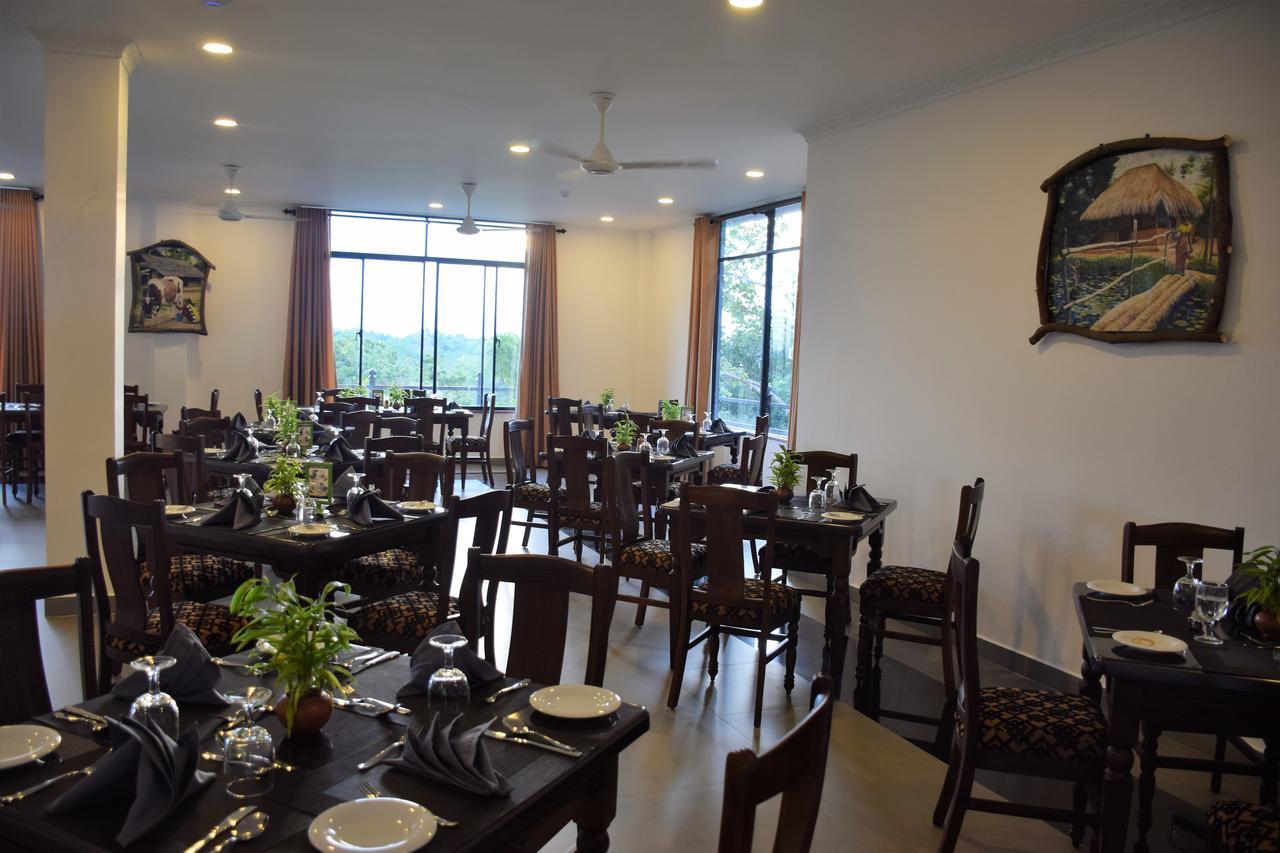 Centauria Wild Hotel Udawalawe Buitenkant foto