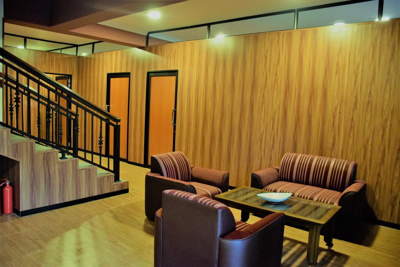 Centauria Wild Hotel Udawalawe Buitenkant foto
