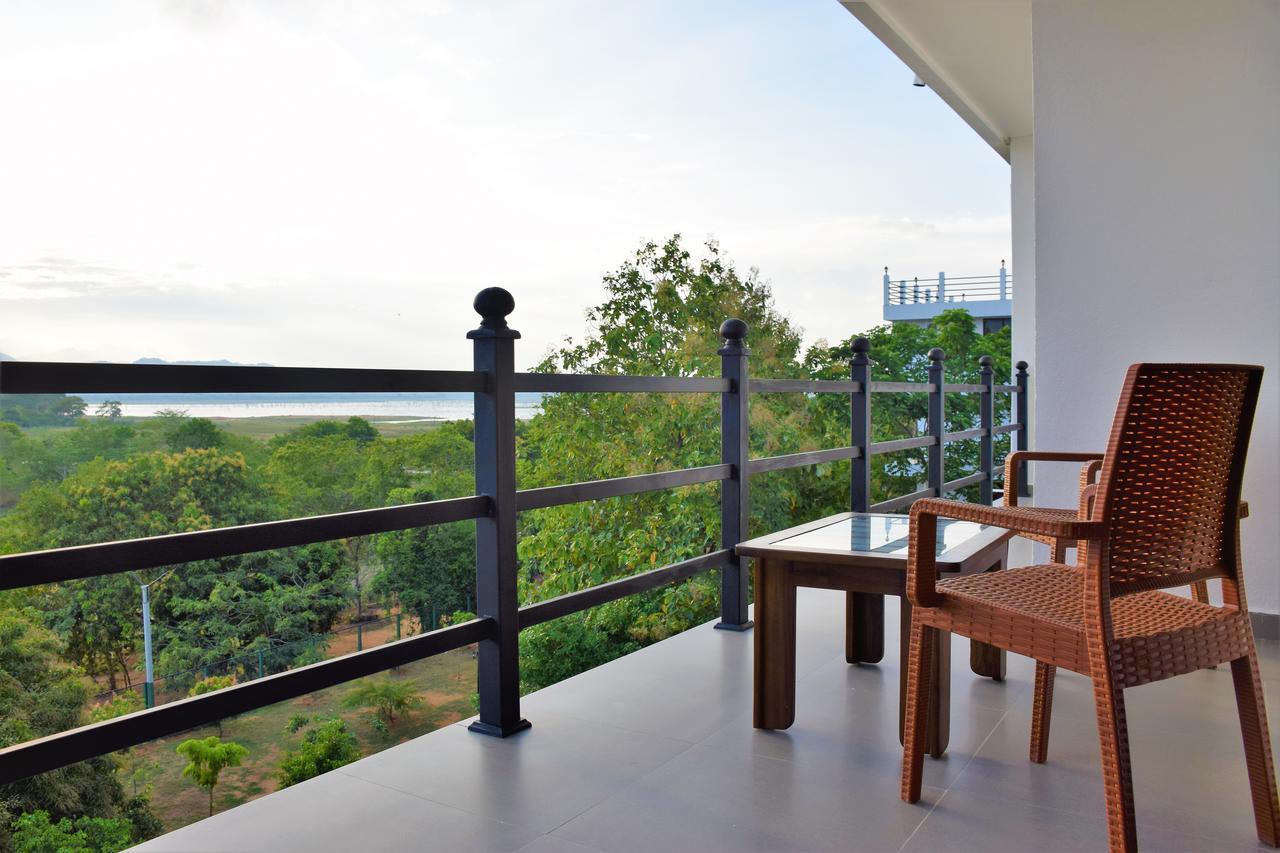 Centauria Wild Hotel Udawalawe Buitenkant foto